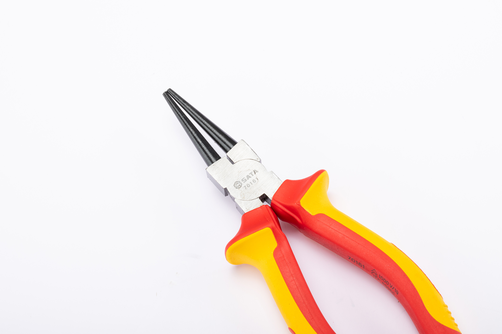 产品编号:70161 产品名称:绝缘耐压圆嘴钳6" 规格参数 编号70161 净重