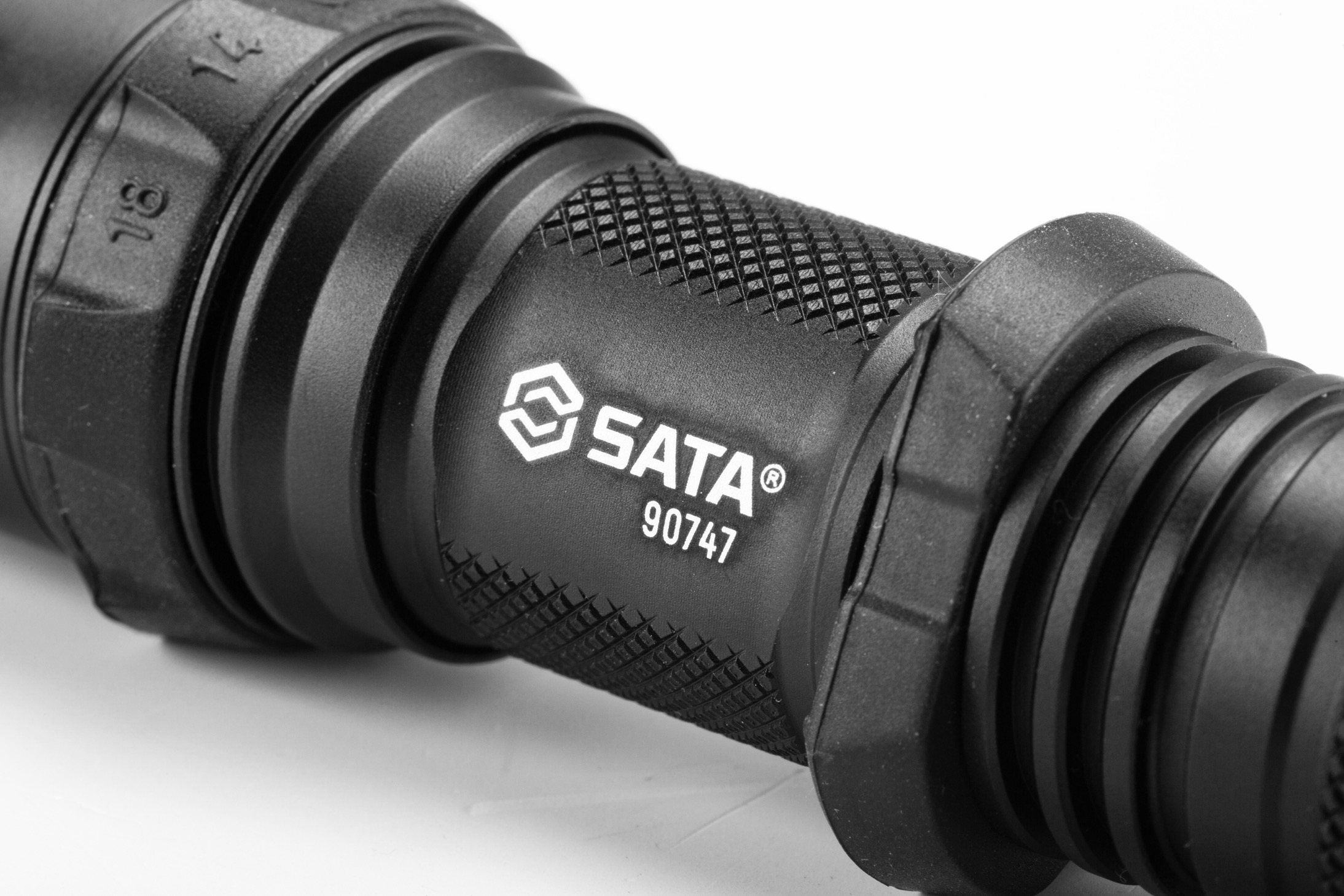 90747-高性能调焦强光充电式手电筒-SATA世达